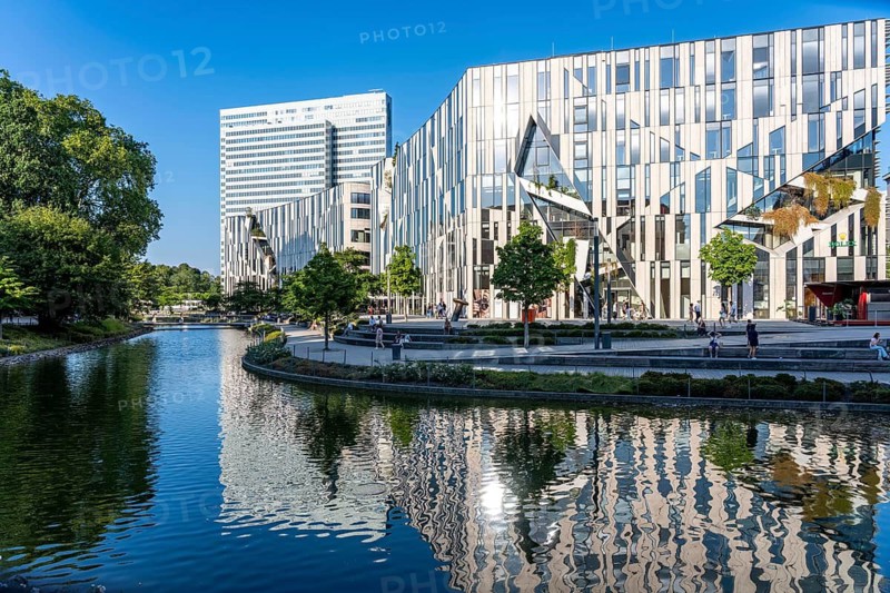 Kö-Bogen, building complex with offices, shops and restaurants, partly green façade, at Hofgarten Park, Landskrone Teich, Dreischeibe Haus, in downtown Düsseldorf, at the end of the Nobel shopping street, Königsallee, North Rhine-Westphalia, Germany