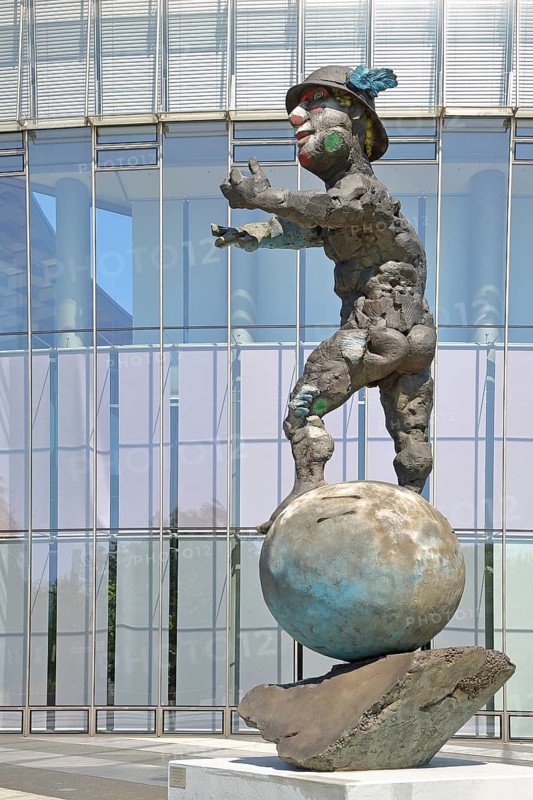 Mercurius sculpture by Markus Lüpertz 2007, messenger of the Roman gods, Roman mythology, symbol for the transport and distribution of news and information, modern art, large sculpture, male figure with hat, Post Tower, Central Deutsche Post AG, Gronau, Bonn, North Rhine-Westphalia, Germany