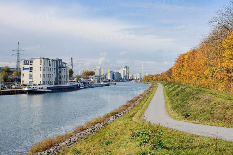 Hamm city harbour and cycle path on the Datteln-Hamm Canal in autumn, North Rhine-Westphalia, Germany