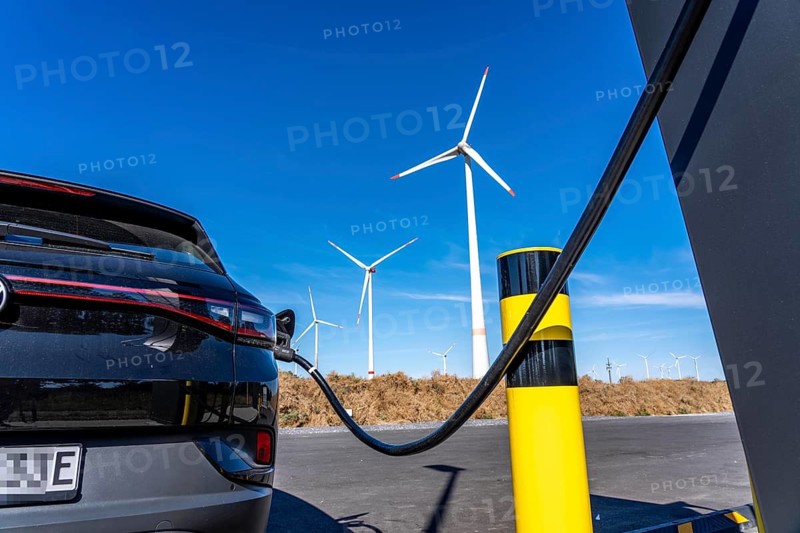 Green power charging park A44, at the Lichtenau exit, charging stations for electric vehicles, with electricity that comes directly from the surrounding wind farms and solar parks, charging points up to 400 kW, price on the day of recording 0, 39€ per kWh, charging a VW ID4, North Rhine-Westphalia, Germany