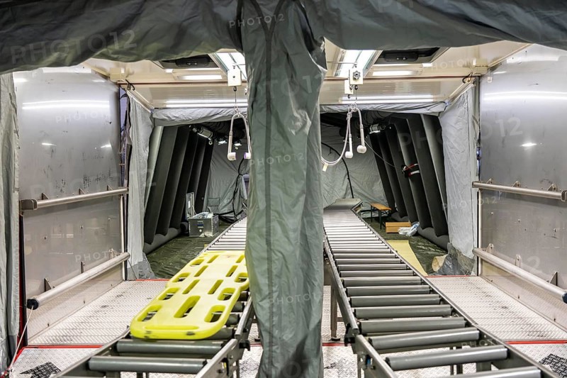Decontamination of injured persons after an assumed accident involving hazardous substances, fire brigade and aid organisations practise setting up and operating a decontamination station, injured persons are sighted and then washed in a special shower tent to remove possible hazardous substances and chemicals in order to avoid further injuries, the emergency services wear special, ventilated protective suits, large-scale exercise by the Essen fire brigade