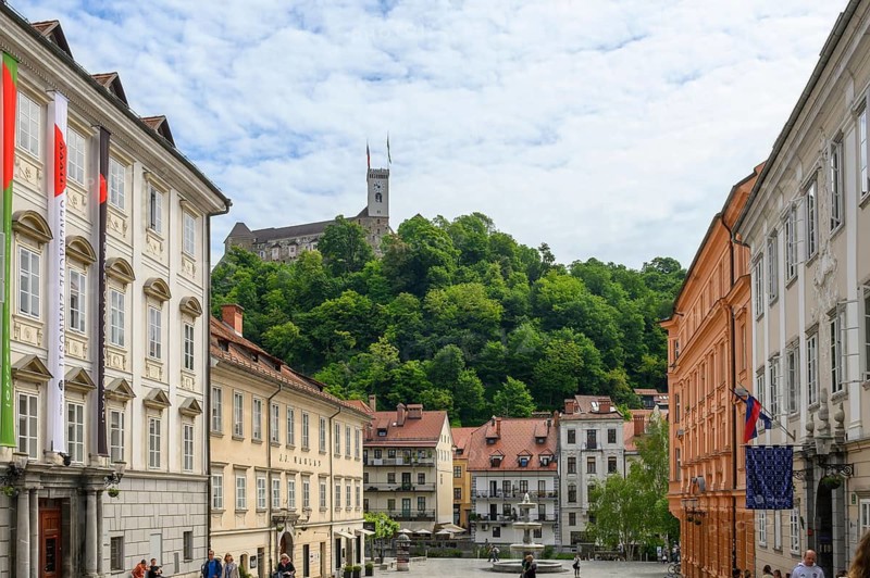 Ljubljana Castle, or Ljubljanski grad, viewed from the old town centre, Ljubljana, Slovenia