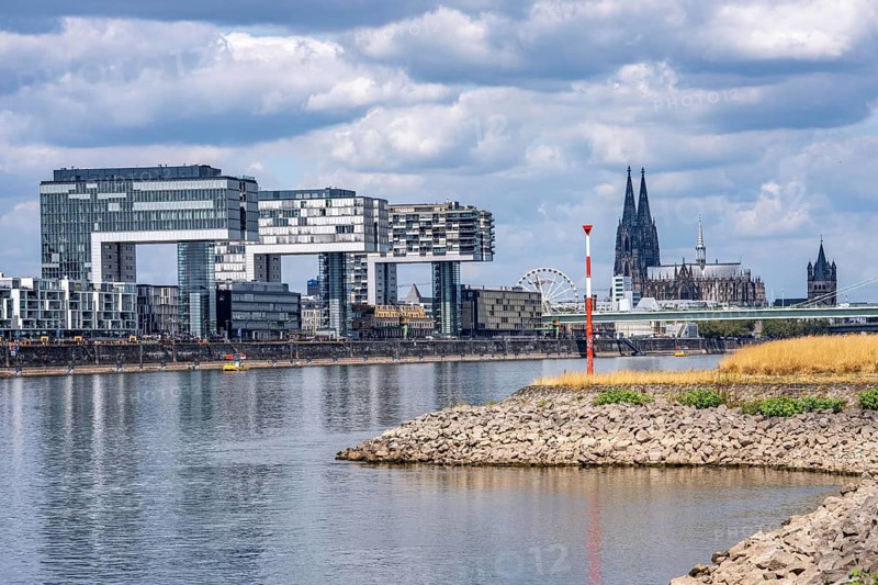 Kranhäuser, am Zollhafen, Cologne-Süd, high-rise residential and office buildings, Cologne Cathedral, Low water in the Rhine, North Rhine-Westphalia, Germany