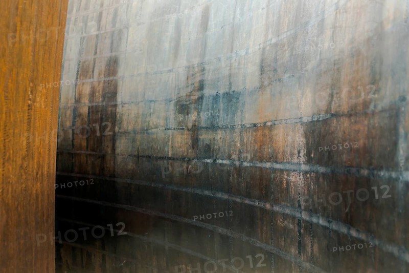 Structure and texture on corten steel plates