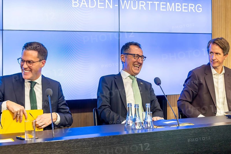 State press conference with Minister-President Cem Özdemir (centre, Greens), on the left, Interior Minister Manuel Hagel (CDU), both smiling on the podium. Stuttgart, Baden-Württemberg, Germany