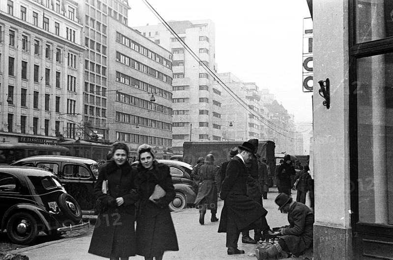 Historische Luftaufnahme Bukarest, Bulgarien, Strassenszene aus dem Kriegsjahr 1942