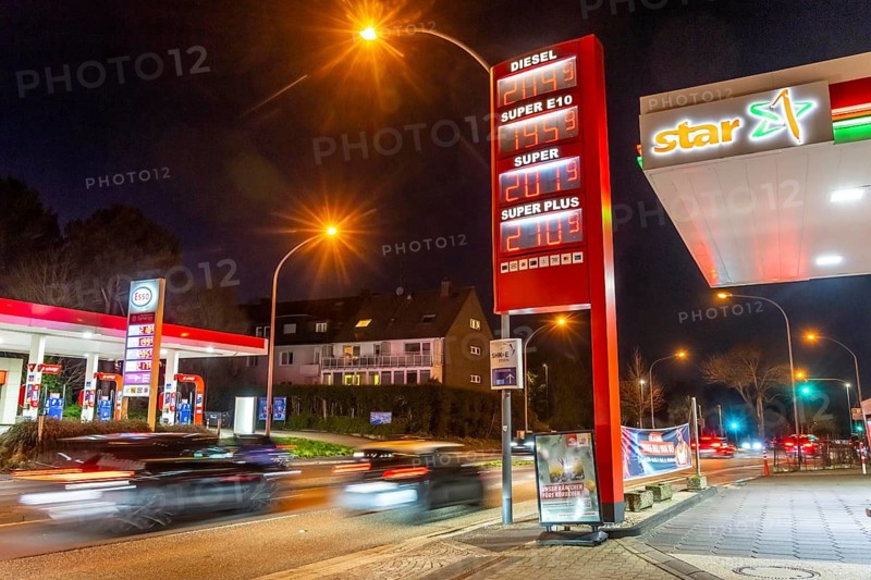 Gas station, high fuel prices due to the war in the Middle East, display board, Esso and Star gas station, Zeunerstraße, B224, in Essen, North Rhine-Westphalia, Germany