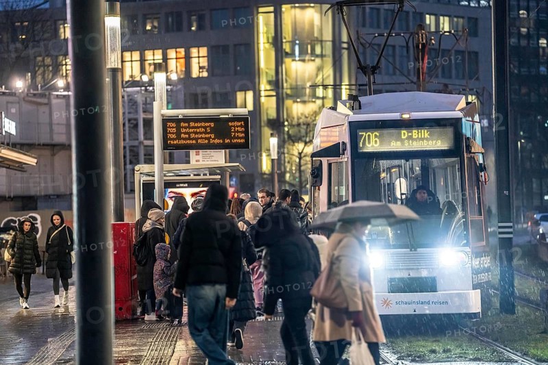 Full tram stop Schadowstraße, rainy weather, Düsseldorf, North Rhine-Westphalia, Germany