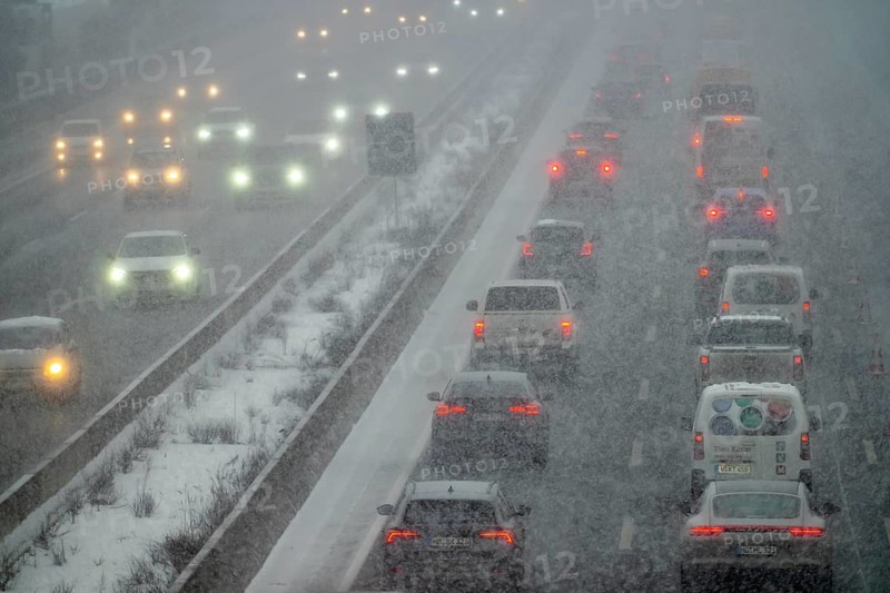 The onset of winter in North Rhine-Westphalia, heavy snowfall, A3 motorway near Hilden, near Ohligser Heide rest area, snow-covered roads, traffic is sometimes just slowing down, North Rhine-Westphalia, Germany