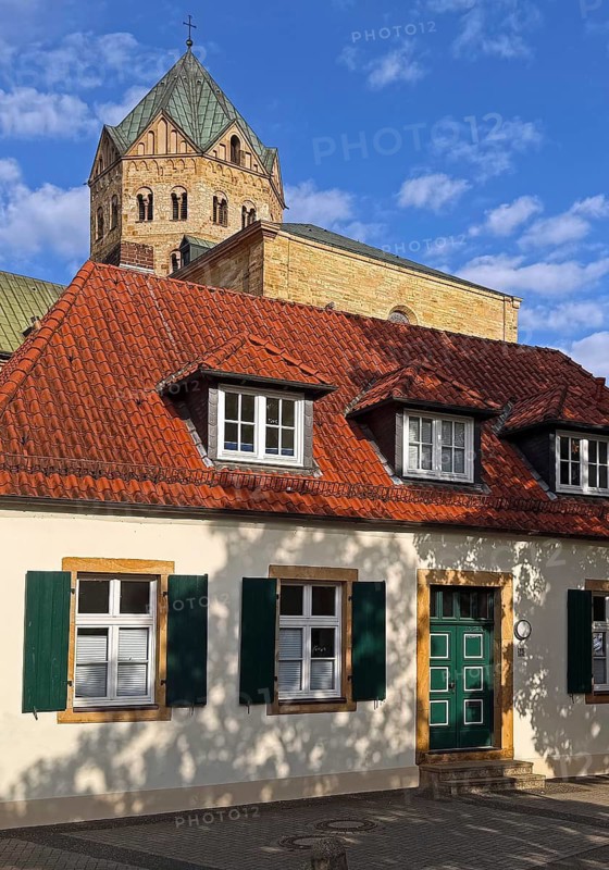 House on Kleine Domsfreiheit with the cathedral in the background, Old Town, Osnabrück, Lower Saxony, Germany