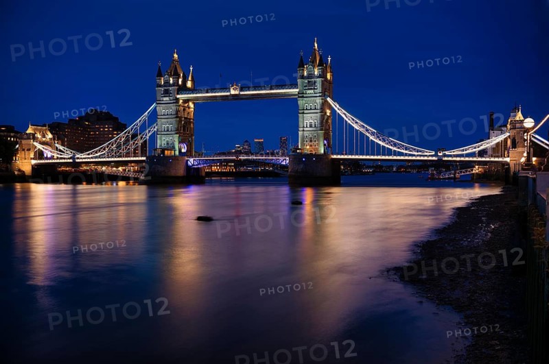 Night view, Thames, Tower Bridge, illuminated, behind Canary Wharf, blue hour, dusk, London, England, Great Britain, Great Britain