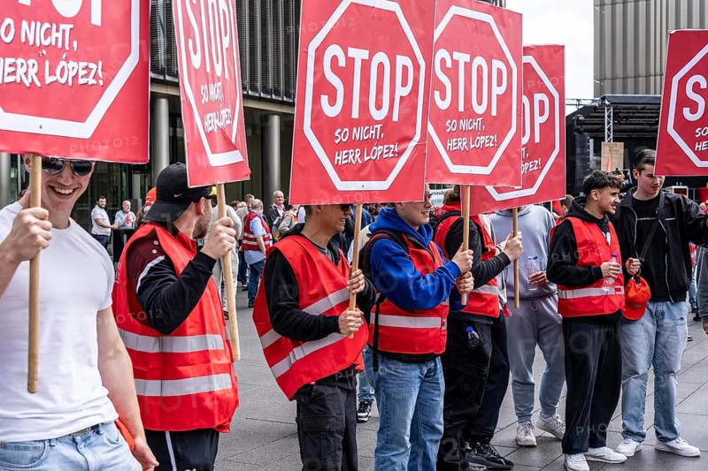 Demonstration by many thousands of steelworkers in front of the ThyssenKrupp headquarters in Essen against massive job cuts following the involvement of a foreign investor in the company, massive criticism of Group CEO Miguel López, North Rhine-Westphalia, Germany