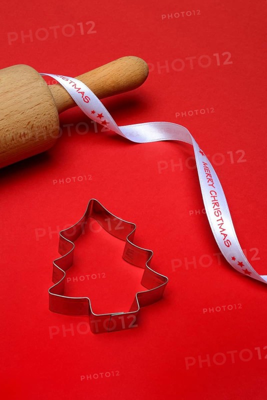 Rolling pin and cookie cutters, Christmas