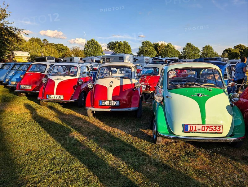 BMW Isetta, parking in a row, annual meeting 2026, distinctive small car with front door, eye-catching paint, cult, nostalgia, smooch ball, historical cultural property, Holzminden, Weser Hills, Germany