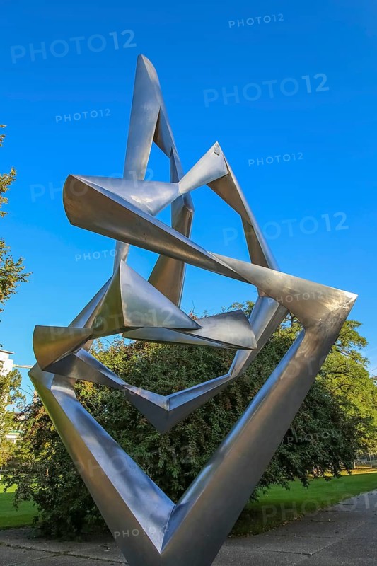 Public art, sculpture by the sculptor Wander Bertoni, metal sculpture Bewegung II (2), 1960-1961, sculpture, abstract art, stainless steel, Oberer Schlossgarten, Stuttgart, Baden-Württemberg, Germany