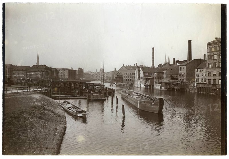 Berlin, Mitte, Friedrichshain, Spree port, Osthafen, harbour view with ships, industrial buildings and chimneys in a historic environment, Oskar Sparke, around 1908
