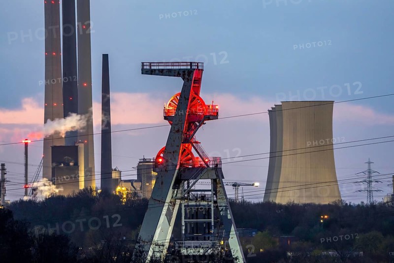 Backdrop of the UNIPER Scholven power plant, in the north of Gelsenkirchen, the former coal-fired power plant was once the most powerful in Germany, the coal blocks were shut down, 2 are still considered systemically relevant and will remain as a reserve for peak load periods until 2031, a new gas power plant has been built there and is to be converted to hydrogen in the future, produces not only electricity but also district heating, the former Steinkohlenzeche Hugo Schacht 2, North Rhine-Westphalia, Germany