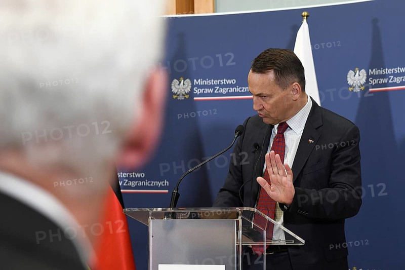 Polish Foreign Minister Radoslaw Sikorski at a joint press conference with his German counterpart, Foreign Minister Annalena Bärbock, at the Collegium Polonicum in Slubice. The two met for talks in the border region of the twin city of Frankfurt/Oder and Slubice, first on the Polish side and then on foot across the Oder Bridge, before answering questions from students at Viadrina University