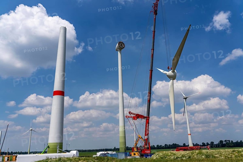 Repowering of a wind farm near Issum, 9 older wind turbines from the manufacturer Enercon (model series E-58) will be dismantled, which have been in operation for over two decades, will be replaced by a total of four Enercon E-160 turbines, under construction, with a total output of 22 megawatts, Lower Rhine, North Rhine-Westphalia, Germany