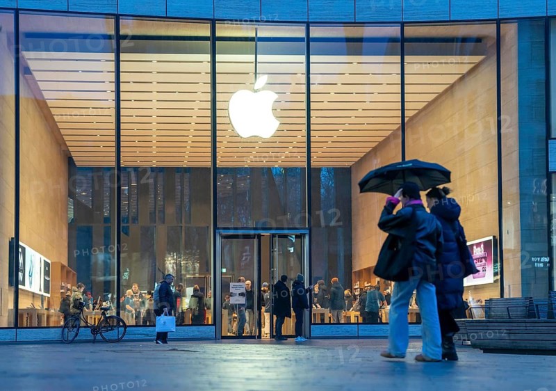 Apple Store, in the Kö-Bogen Shopping Centre, in Düsseldorf, North Rhine-Westphalia, Germany
