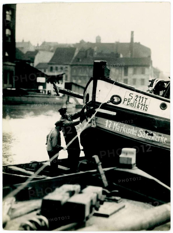 Rolandufer, Berlin, Mitte, barges, workers on a ship in a harbor against an urban background, Spree, around 1920, Dr. Peter Weller