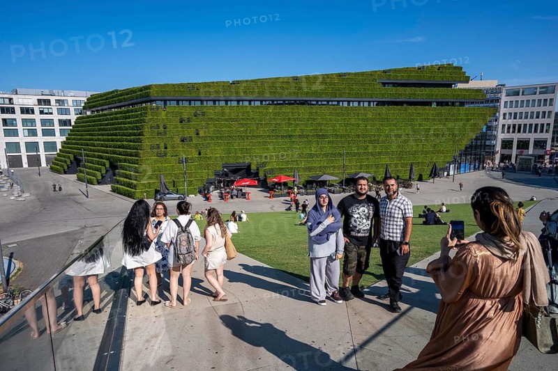 Green façade, consisting of over 30, 000 hornbeams, a good 8 kilometers long hedge, on the roof and the façade of the Kö-Bogen-2 house form the largest green façade in Europe, the plants prevent the façade from heating up and cool the environment by evaporating moisture through the plants, improving the microclimate in summer, triangle meadow, green roof, Düsseldorf, North Rhine-Westphalia, Germany