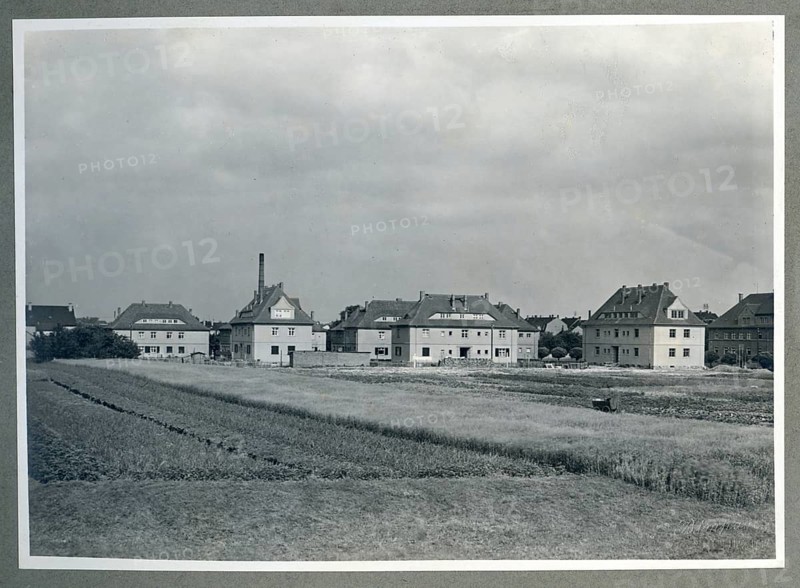 Leipzig, railway settlement, Deutsche Reichsbahn, housing development, residential buildings, architecture, residential district with adjacent fields and a chimney in the background, around 1935