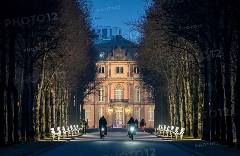 The light benches by artist Stefan Sous in the Hofgarten, entitled UV-A UV-B, 14 completely refurbished exhibits from the 2002 light-grey art exhibition, which now stand and light up as a permanent work of art on Jägerhofallee, LED technology, in the background Jägerhof Palace, home of the Goethe Museum, Düsseldorf, North Rhine-Westphalia, Germany