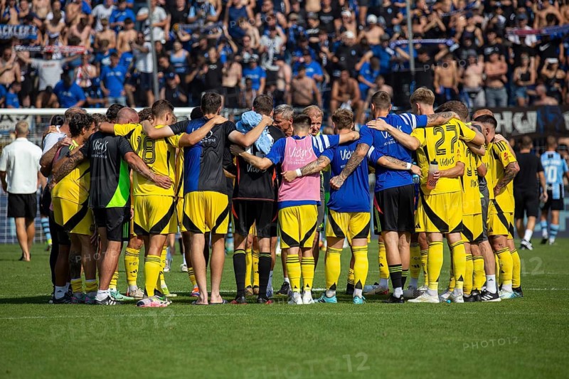 Football 3rd division, season 2024/25, matchday 4: Waldhof Mannheim against 1. FC Saarbrücken. Picture: Picture: Joy among the Saarbrücken players after the 1:0 victory