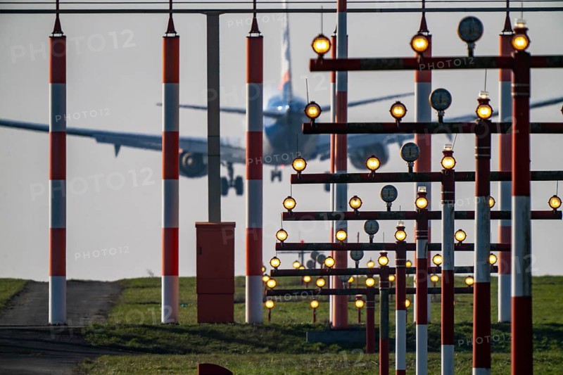 Aircraft approaching the main runway south, 05R/23L, runway lighting, approach aids, at Düsseldorf International Airport, North Rhine-Westphalia, Germany