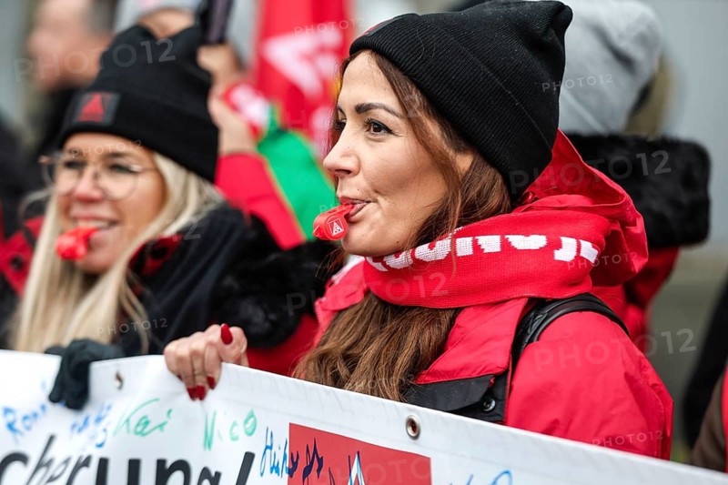 A Volkswagen employee demonstrates with whistles in front of the Volkswagen Arena during the collective bargaining negotiations between Volkswagen and IG Metall and against plant closures and redundancies, Wolfsburg, 21 November 2024, Wolfsburg, Lower Saxony, Germany