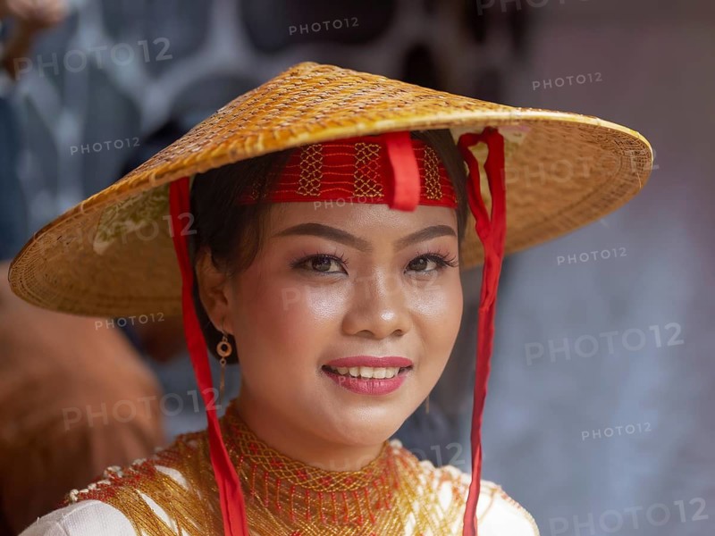Toraja woman in traditional colourful clothes with rice straw hat, smiling, portrait, Tana Toraja, Rantepao, Sulawesi, Indonesia