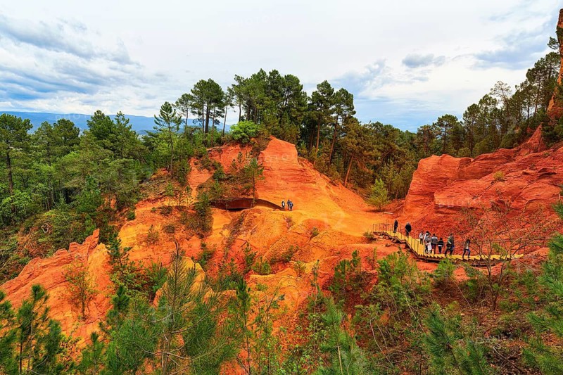 Ochre trail, hiker, hiking trail, ochre cliffs, quarry, Roussillon, Vaucluse, Luberon, Provence, Provence-Alpes-Côte d'Azur, France