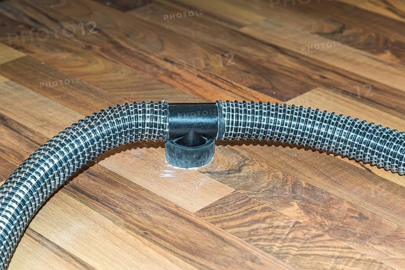 Professional screed insulation layer drying after water damage in the apartment due to a defective washing machine connection