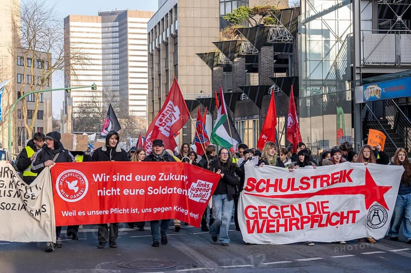 School strike against military service, around 600 participants in a demonstration against the reintroduction of military service, students who stayed away from school and participants from left-wing organizations and parties passed through downtown Essen to protest against the planned new compulsory military service and against other obligations in social service, North Rhine-Westphalia, Germany