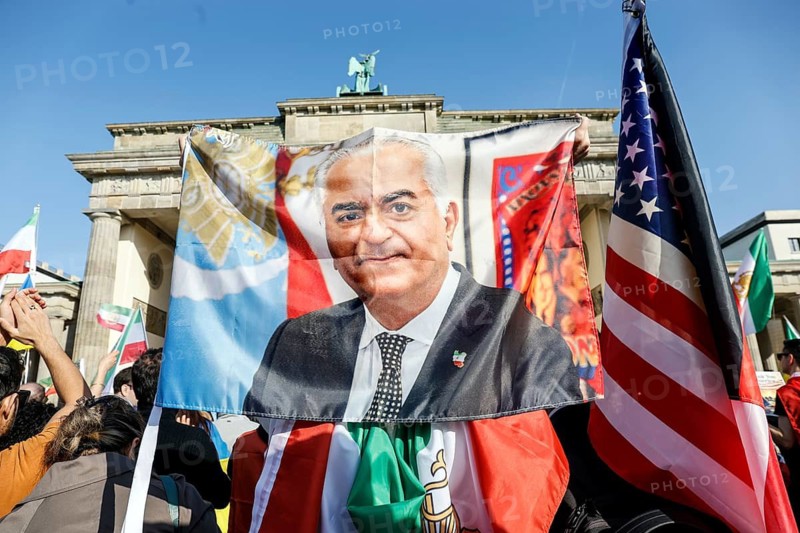 Demonstration by Iranians against the Iranian regime, with posters by Prince Reza Pahlavi, Berlin, 07.03.2026, Berlin, Germany