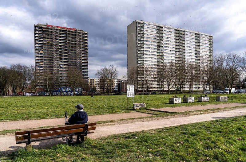 Duisburg-Hochheide, large housing estate Wohnpark Hochheide, 6 20-storey high-rise buildings with over 1440 flats, from the 1970s, two high-rise buildings called Weißer-Riese were demolished, another one is empty and is being gutted, is to be demolished at the end of 2025 and the land converted into the Hocheide municipal park, here the still inhabited building Otto-Strasse 58-64, now a park, square of the demolished building, Duisburg, North Rhine-Westphalia, Germany