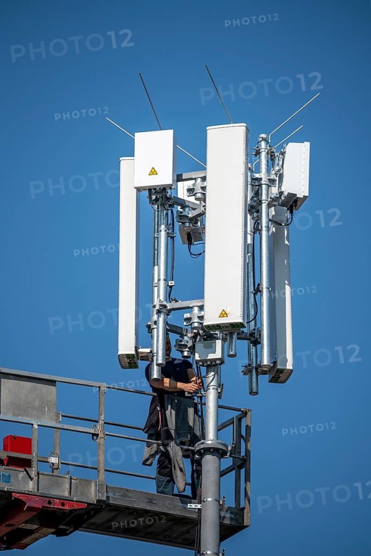 Assembly, installation of a 5G mobile radio transmitter, mast on a residential building, fast mobile internet, Düsseldorf, North Rhine-Westphalia, Germany