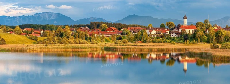 View over the Sengsee lake to Iffeldorf with St. Vitus church in autumn, Osterseen, Fünfseenland, Upper Bavaria, Bavaria, Germany