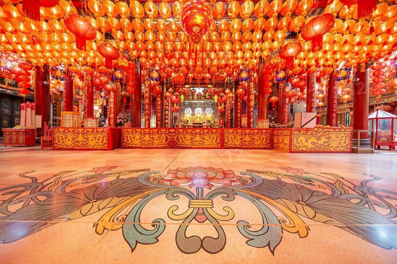 Traditional Chinese lanterns, numerous lanterns hanging from the ceiling, Wat Mangkon Kamalawat, Yaowarat Road, Chinatown, Bangkok, Thailand