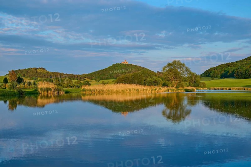 Lake in spring with castle at sunset, Veste Wachsenburg, Amt Wachsenburg, Drei Gleichen, Ilm-Kreis, Thuringia, Germany