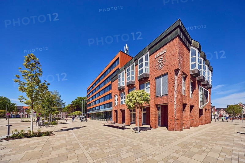 Town Hall of the Pilgrimage City of Kevelaer, city coat of arms, commercial buildings, modern architecture, brick building material, façade with windows, bay window, trees, blue sky, cloudless, Marktstraße, Peter-Plümpe-Platz, Kevelaer, Kleve district, North Rhine-Westphalia, Germany