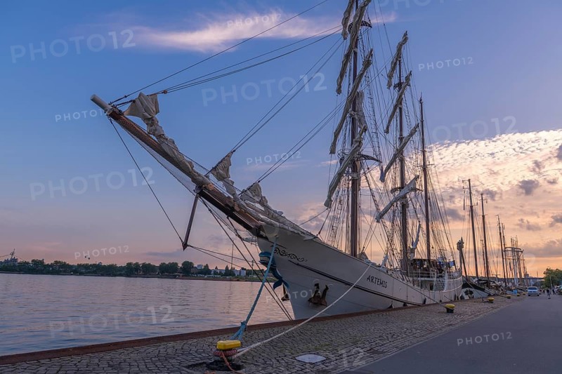 Bow of the three-master Artemis, Kiel, Holtenau district, tall ship on Tiessenkai at the time of Kiel week, rigging bark, bollard, ropes, quay, lighthouse canal entrance NOK, evening light, Kiel Fjord, Baltic Sea, port area, pier, open-air balloons in the sky, Schleswig-Holstein, Germany