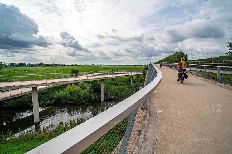 Ramp on the Liniebrug, bicycle and pedestrian bridge over the Amsterdam-Rhine Canal near the village of Nigtechtew, spans the shipping canal at around 104 metres, the ramps on both sides of the canal are a good 500 metres long, gentle ascent for cyclists, connects various cycle paths south of Amsterdam, Netherlands