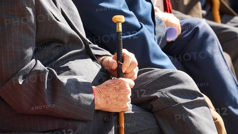 Survivors of the massacre of 3 June 1941, close-up of an elderly person holding a walking stick, visit of Federal President Frank-Walter Steinmeier to Kandanos on 31 October 2024, Federal President, Frank-Walter Steinmeier, memorial, war crimes, Nazis, Wehrmacht crimes, World War II, Kandanos, Southwest Crete, Crete, Greek Islands, Greece