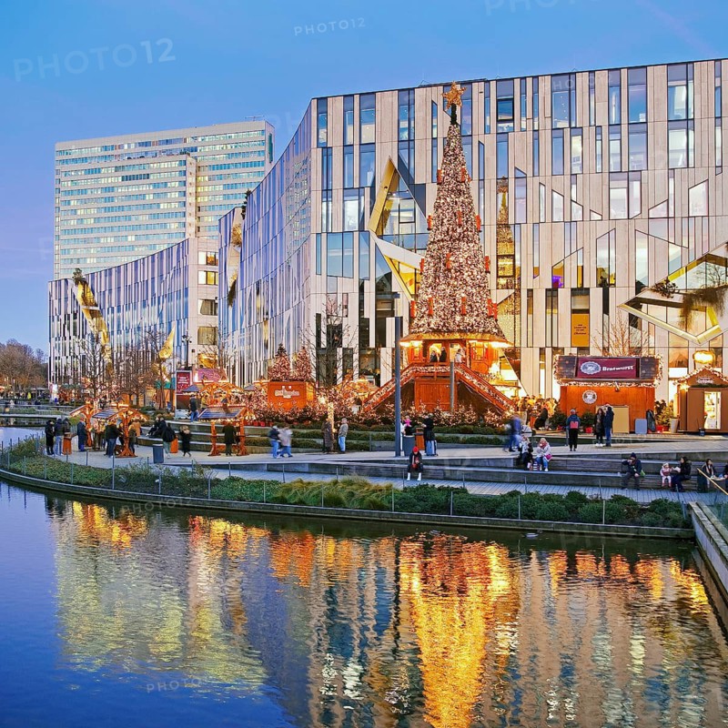 Dreischeibenhaus and Christmas market in front of the Koe-Bogen by architect Daniel Libeskind, Düsseldorf, North Rhine-Westphalia, Germany