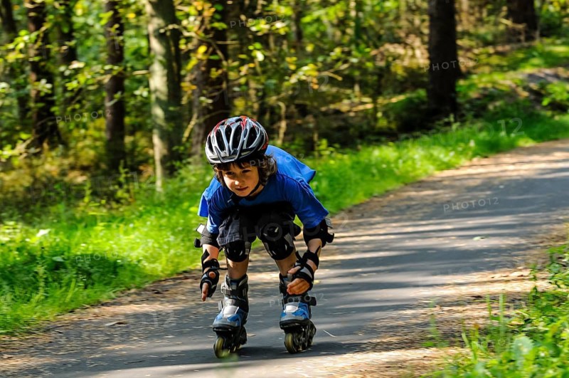 Boy, 8 years, inline skates, bike path in the woods, at the B191 Celle-Lachendorf, Lower Saxony, Germany