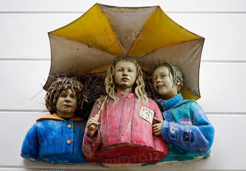 Sculpture of three children under umbrella artist John Ahearn, 1992, Boomgaardstraat, Rotterdam, Netherlands
