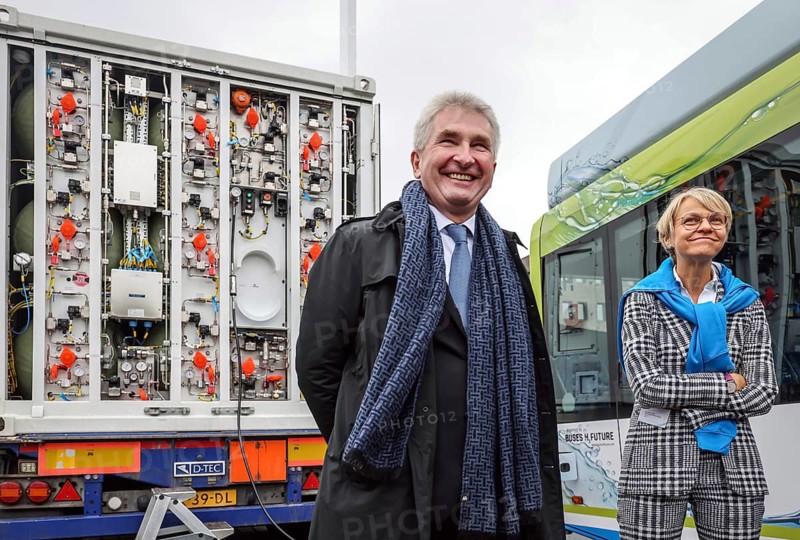 Münster, North Rhine-Westphalia, Germany - Prof. Dr Andreas Pinkwart, Minister of Economics and Innovation of the State of North Rhine-Westphalia, and Dorothee Feller, President of the District Government of Münster, at the refuelling demonstration at Westfalen AG's mobile H2 hydrogen filling station. The system enables the hydrogen refuelling of vehicles with fuel cells, whether buses, trucks, trains or vehicles on construction sites, in logistics, in ports or at airports