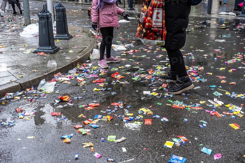 Rose Monday procession in Düsseldorf, remains of camels, confetti, various carnival trash, stuck on the roads along the train path after heavy rainfall, remnants of the procession, North Rhine-Westphalia, Germany